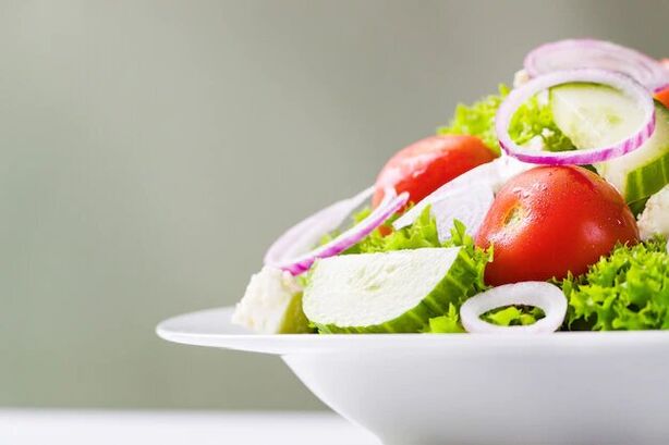 Las ensaladas de verduras o frutas tienen un efecto positivo en la potencia masculina. 