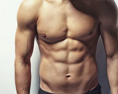 Un hombre con buena condición física.